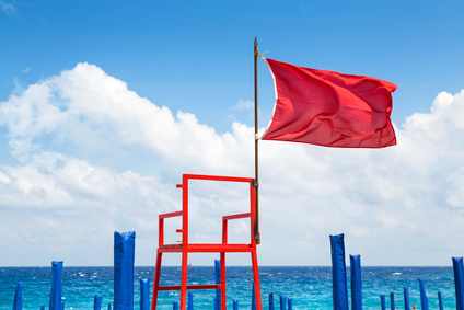 Warnung am Strand: Rote Flagge
